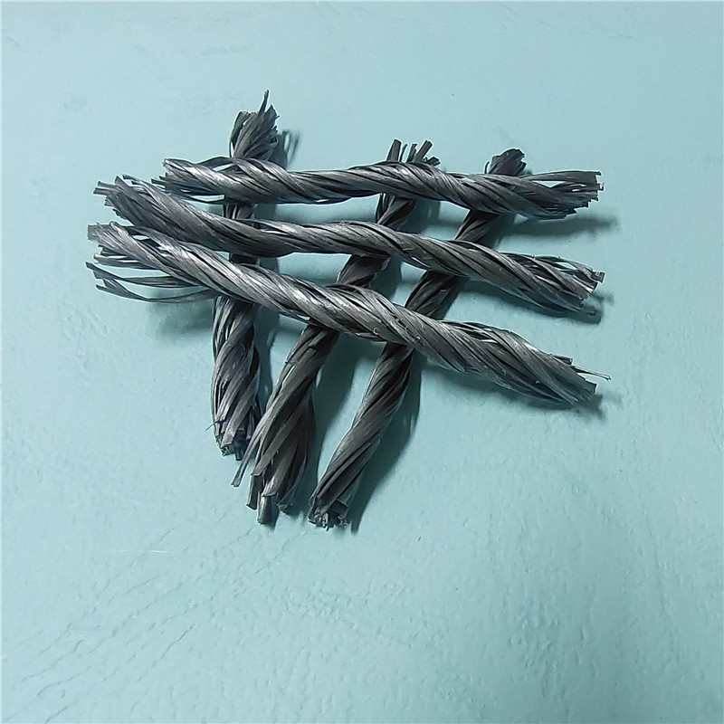 Витое полипропиленовое волокно изготовлено из 100% полипропилена. Оно обрабатывается путем специальной вытяжки и поверхностной обработки. Скрученное волокно обладает такими преимуществами, как высокая прочность на излом, хорошее диспергирование в бетоне и сильная сила захвата. Он может заменить стальную фибру для армирования бетонного пола и некоторых других конструкций из бетона. Широко используется в бетоностроении..jpg