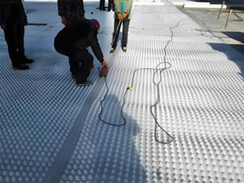 Установка листа дренажной доски Dimple.jpg Установка листа дренажной доски Dimple.jpg