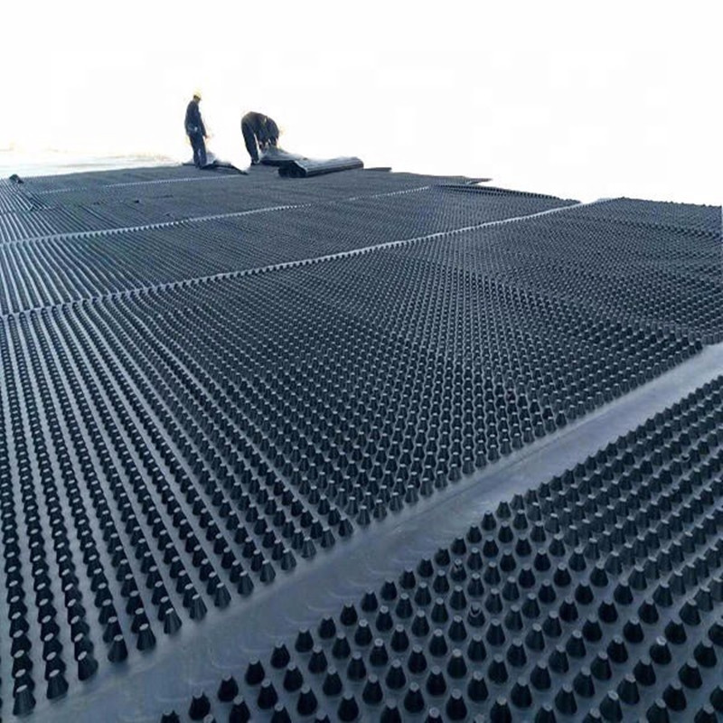 Установка черной водонепроницаемой дренажной доски.jpg