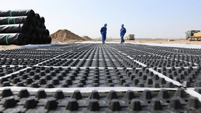 Дренажная доска с углублениями для дорожного полотна.jpg