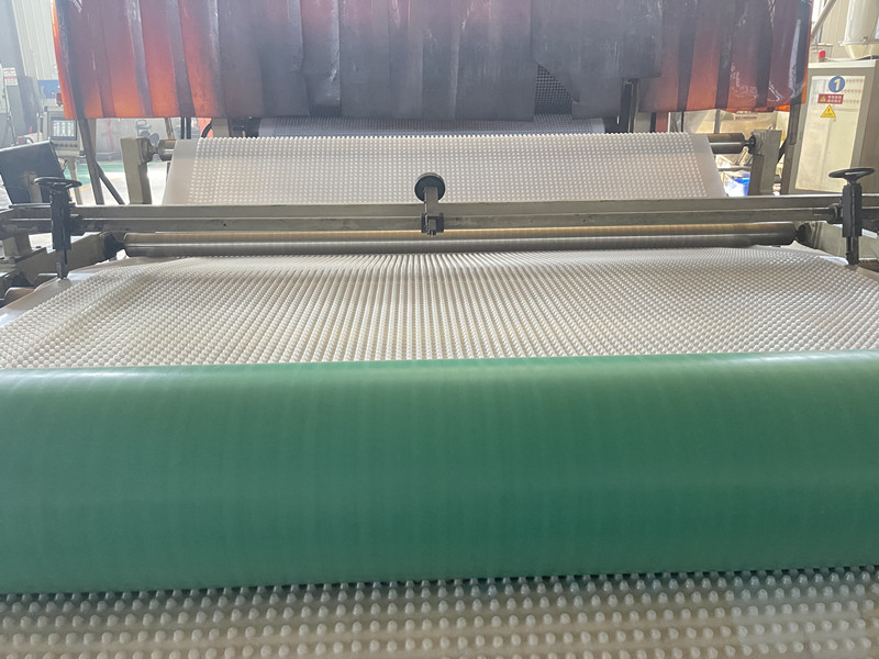 Поставка белых дренажных досок.jpg Поставка белых дренажных досок.jpg