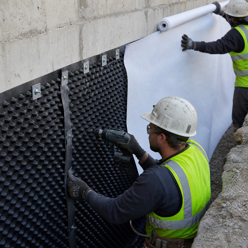 Установка дренажного листа HDPE с точечными выступами.jpg Установка дренажного листа HDPE с точечными выступами.jpg
